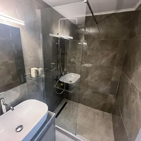 Iris Center By Thesbnb Apartament *